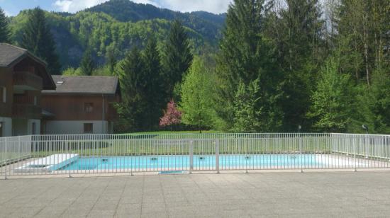 piscine extérieure chauffée l'été vue montagne
