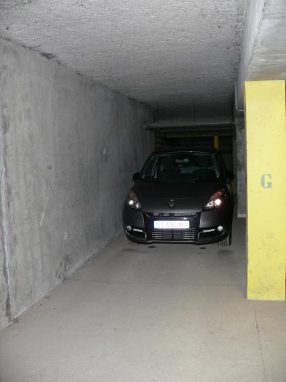 place de parking couverte au pied de l'escalier